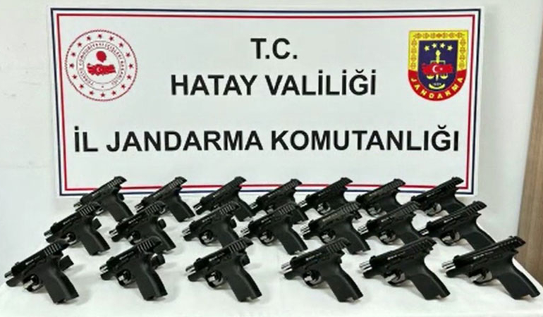 Kargo kolilerinden 20 adet tabanca çıktı