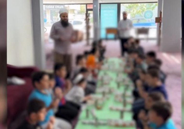 Cemaat derneğinde çocuklara ‘Erdoğan’ duası