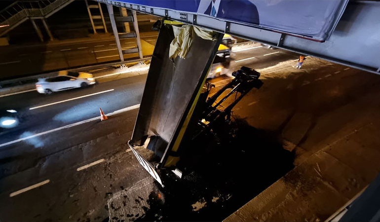 Kağıthane’de açık kalan damper yaya üst geçidine çarptı 