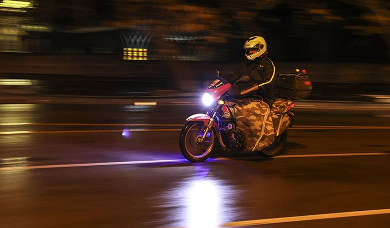 Sosyal medyada örgütlenip motosikletlerini çalan çetenin peşine düştüler