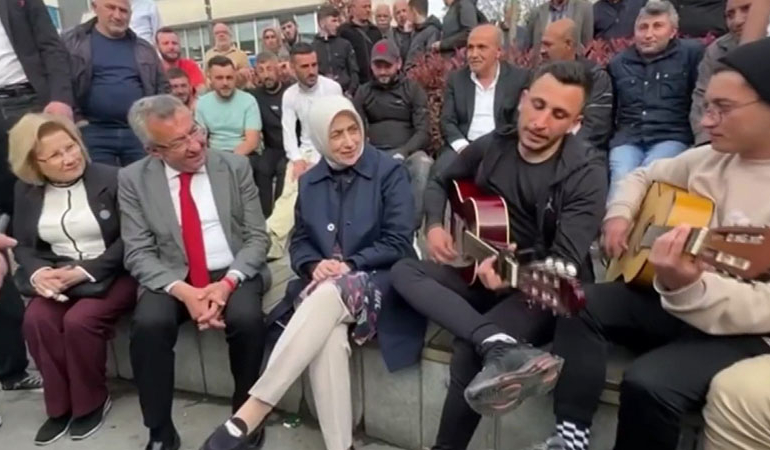 CHP’li Engin Altay ve AKP’li Özlem Zengin gençlerle birlikte türkü söyledi