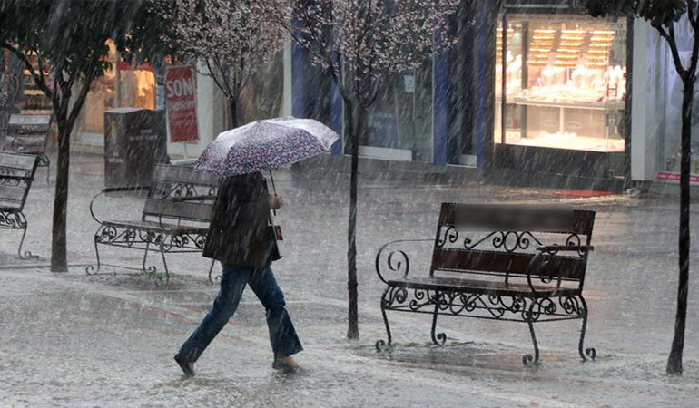 Ankara’da sağanak hayatı felç etti