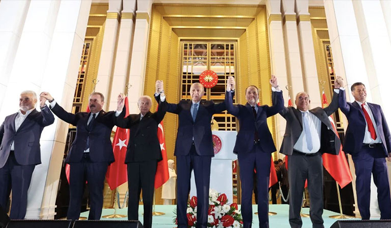Erdoğan’dan Saray’da balkon konuşması… El ele kutladılar