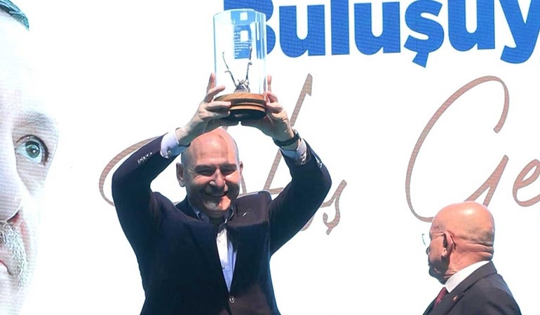 Berberler, Soylu’ya saç kesme makası hediye etti