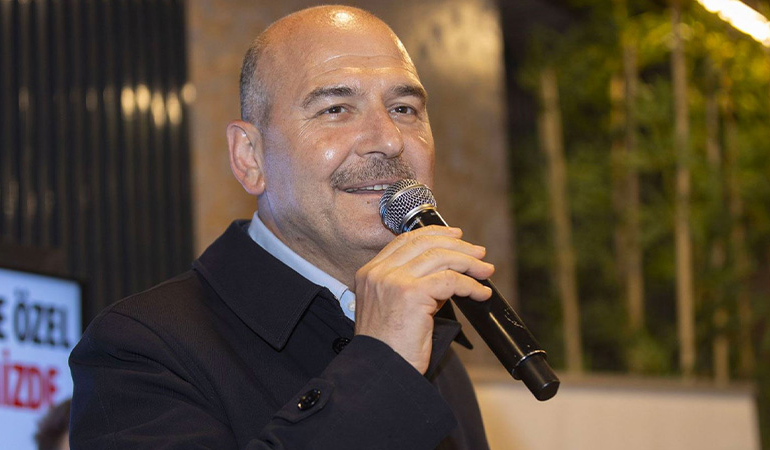 Süleyman Soylu, ‘İlle de Roman Olsun’ şarkısını söyledi
