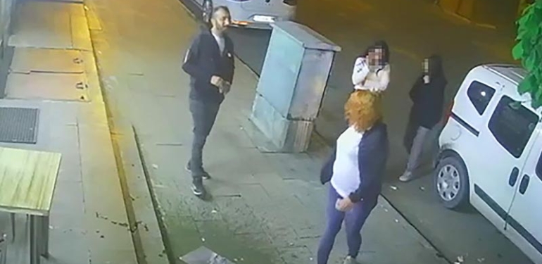 Kız arkadaşlarına laf atanı bıçaklayarak öldürdü