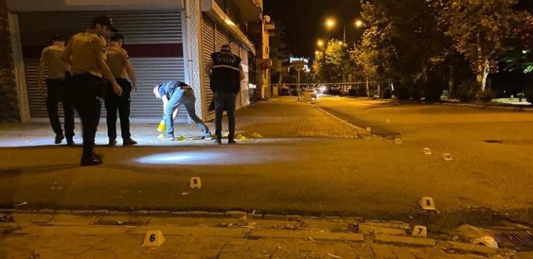 Adana’da silahlı çatışma: Yoldan geçenler arasında ölü ve yaralılar var
