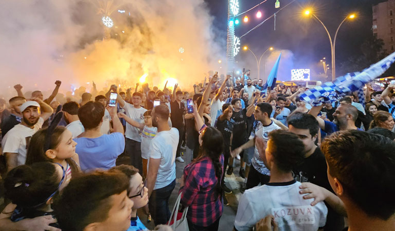 Adana Demirspor, tarihinde ilk kez Avrupa’ya gidiyor… Taraftarlardan coşkulu kutlama
