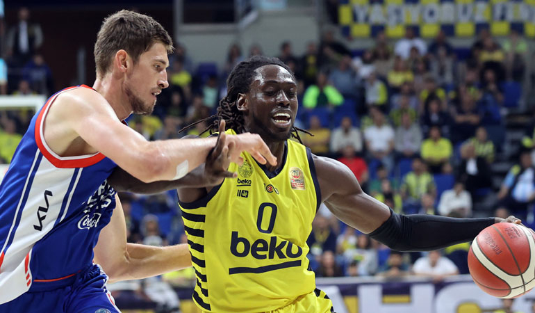 Anadolu Efes, yarı finalde durumu eşitledi