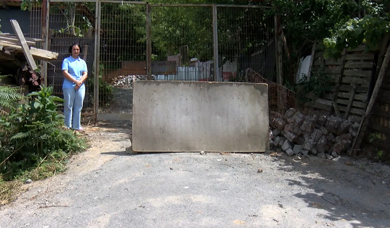 Evinin önüne barikat kuran kadın: Ben bir ölü adayıyım