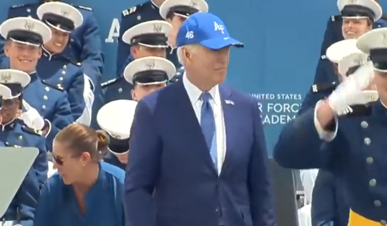 Biden yere serildi, korumaları yardımına koştu