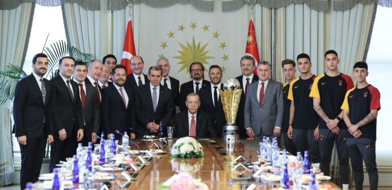 Erdoğan’ın Galatasaray’a ‘siyaset’ tebriğine kongreden yanıt geldi: Senin bakanların niye tribündeydi?