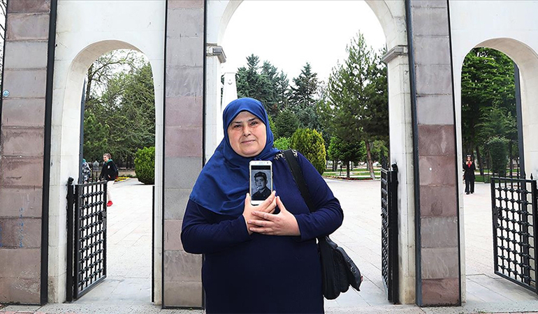 Şehitlikte hüzünlü ziyaret: Hiç görmediği babasını yıllar sonra buldu