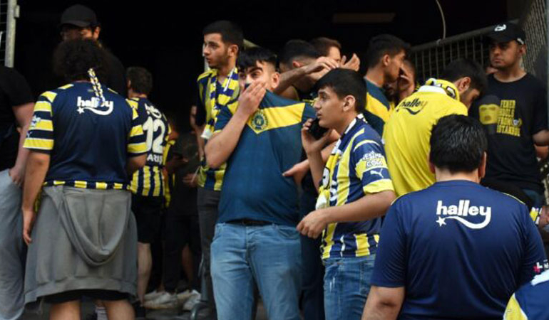 Fenerbahçe taraftarına polis müdahalesi