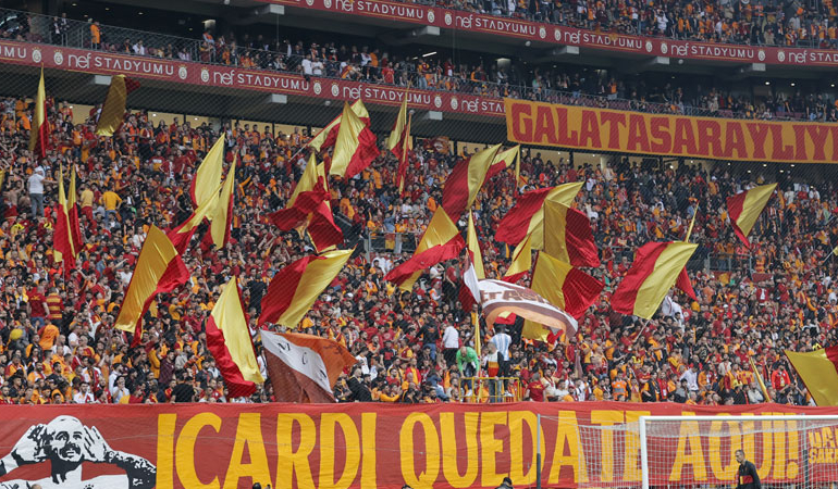 Şampiyon Galatasaray, derbiyi kazandı kupasını aldı