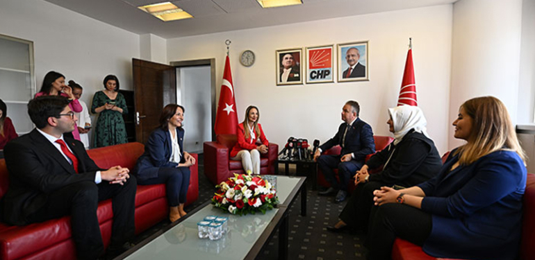 CHP’yi ziyaret eden AKP’den ‘Yeni Anayasa’ mesajı