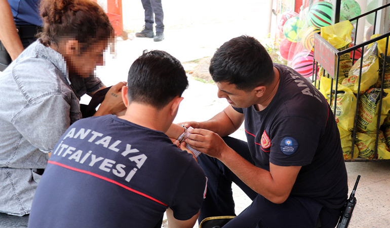 Kolu kelepçeli kadın polisi alarma geçirdi