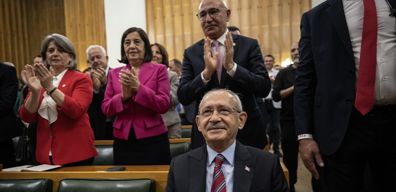 Kılıçdaroğlu’nun grup toplantısında ayağa kalkmayan iki vekil