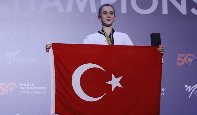 Dünya Şampiyonu Merve Dinçel, madalyasını pes etmeyen kadınlara armağan etti