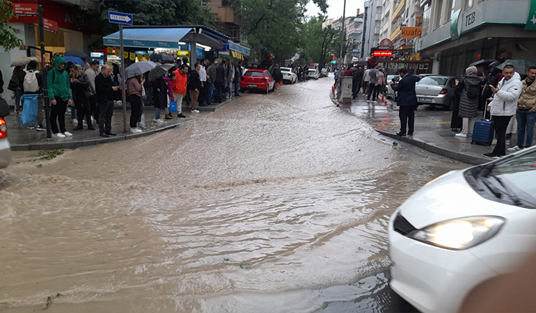 Ankara’da sağanak ve hortum: Yollar göle döndü