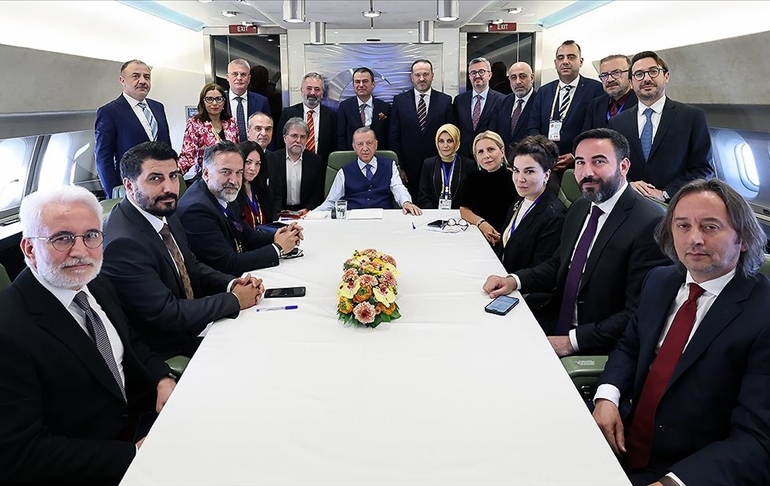 Gaye Erkan’ı bakın kim getirmiş… Erdoğan’dan uçakta açıklamalar