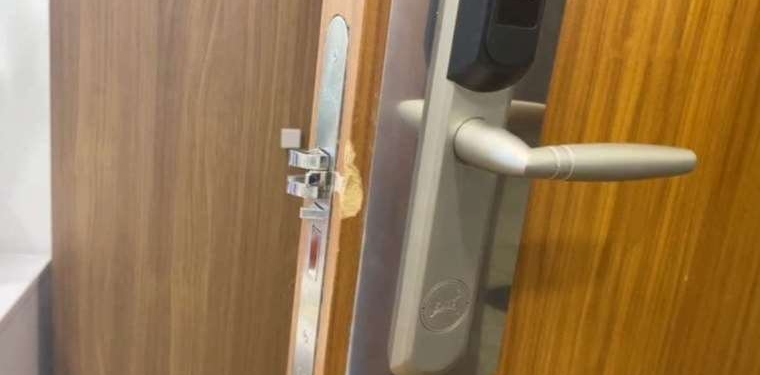 CHP’li vekilin odasında böcek araması