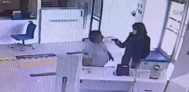Annesinin kıyafetleriyle banka soydu