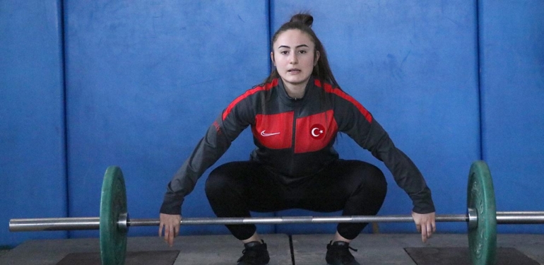 Milli halterci Aysel Özkan, Avrupa’da 2 gümüş madalya kazandı