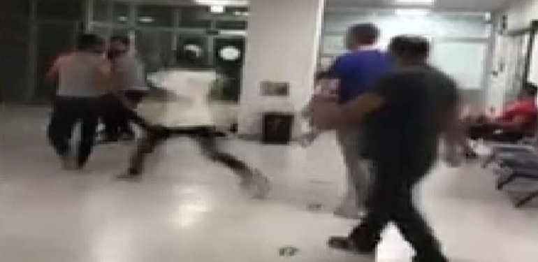Hastaneyi ringe çevirdiler… Yumruklar havada uçuştu!