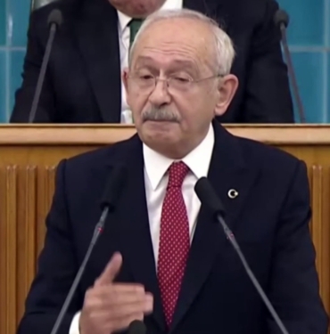 Video Thumbnail: Kemal Kılıçdaroğlu, “Ülkücü hareketin önemli ismi olan Sinan Ateş’i sokak ortasında öldürdüler. Ailesiyle konuştum çözülmesi için bekliyoruz bize çok fazla bilgi geliyor ancak işlerini yapsın diye sesimizi şimdilik çıkarmıyoruz” dedi.