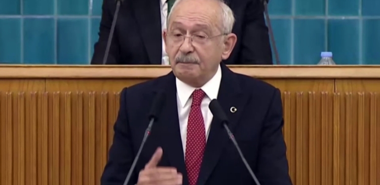 Video Thumbnail: Kemal Kılıçdaroğlu, “Ülkücü hareketin önemli ismi olan Sinan Ateş’i sokak ortasında öldürdüler. Ailesiyle konuştum çözülmesi için bekliyoruz bize çok fazla bilgi geliyor ancak işlerini yapsın diye sesimizi şimdilik çıkarmıyoruz” dedi.