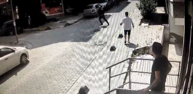 Kiracısının kapısına dayanıp böyle tehdit etti