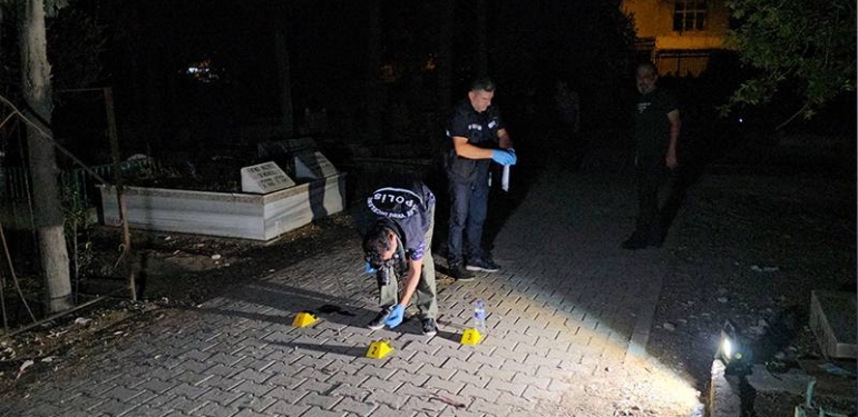 Mezarlıkta başından vurulmuş halde bulundu