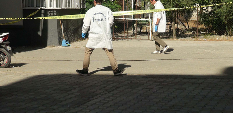 Polis memuru tartıştığı komşusunu öldürdü