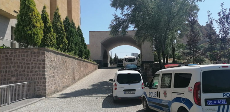 İz sürerek yerlerini buldu… Otel havuzunda aile katliamı