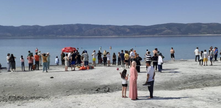 Salda Gölü’ne giren çocuk boğuldu