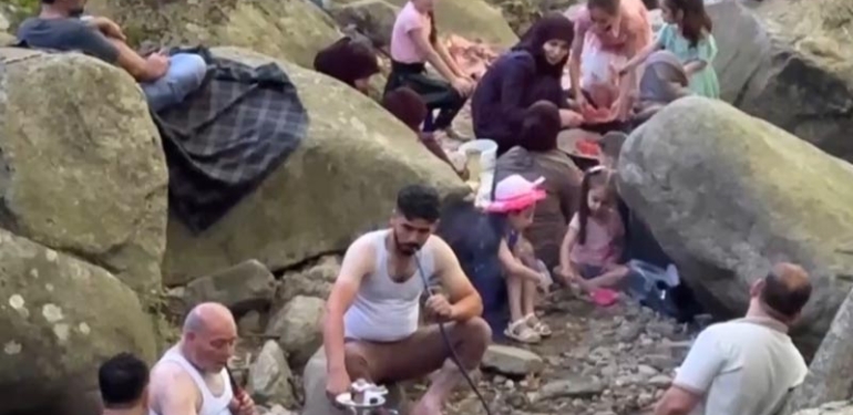 Sığınmacılar yasak dinlemedi: Ormanlık alanda mangal ve nargile keyfi…