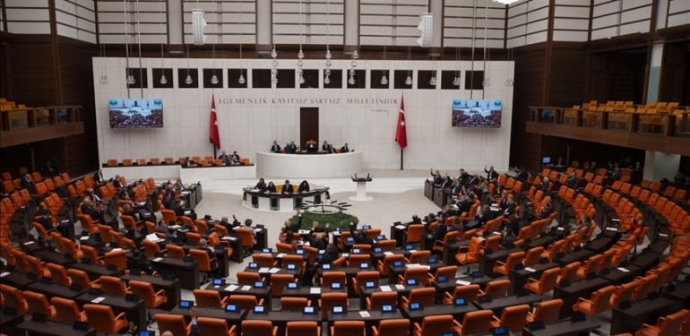 İşte çarpıcı manzara… Zam yağmuru oylanırken muhalefet vekilleri neredeydi?