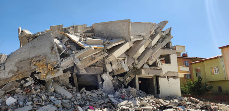 Kahramanmaraş’ta deprem: 5 katlı bina yıkıldı