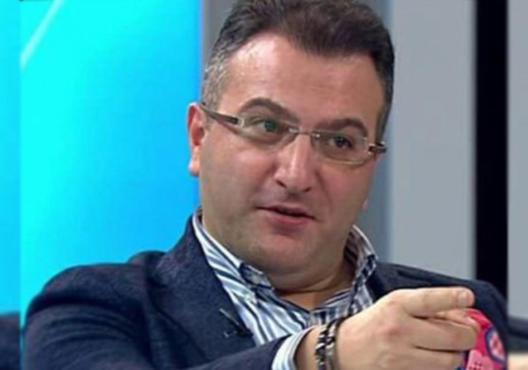 Sahneye fırlamak Cem Küçük’e kaldı… İktidar basınına gözdağı: Bu da böyle biline!