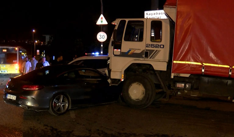 Başakşehir’de kurşunlanan otomobil kamyona çarptı