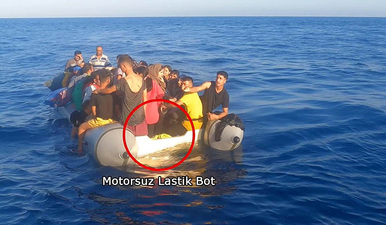 Botun motorunu söküp açık denizde bıraktılar