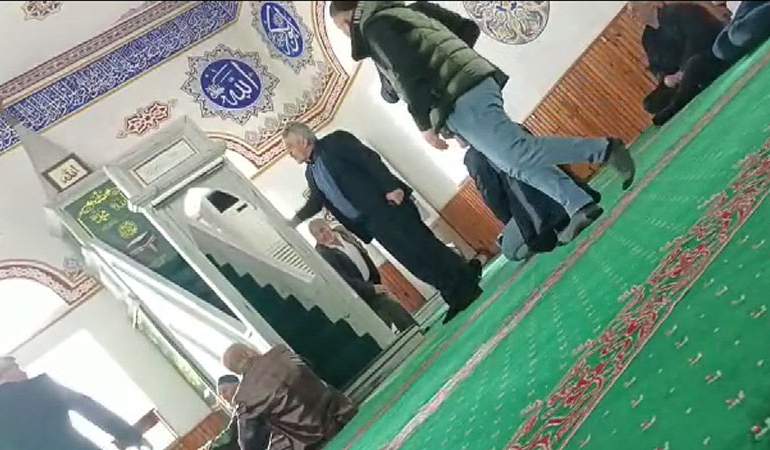 Seçim döneminde ‘silahlanma’ çağrısı yapan imam görevine döndü