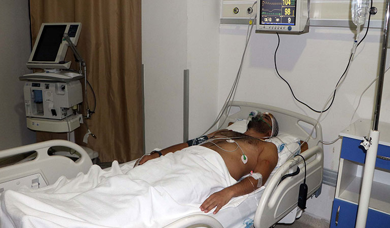 Hasta yakınlarının demir sopayla saldırdığı doktor yaşam müdahalesi veriyor