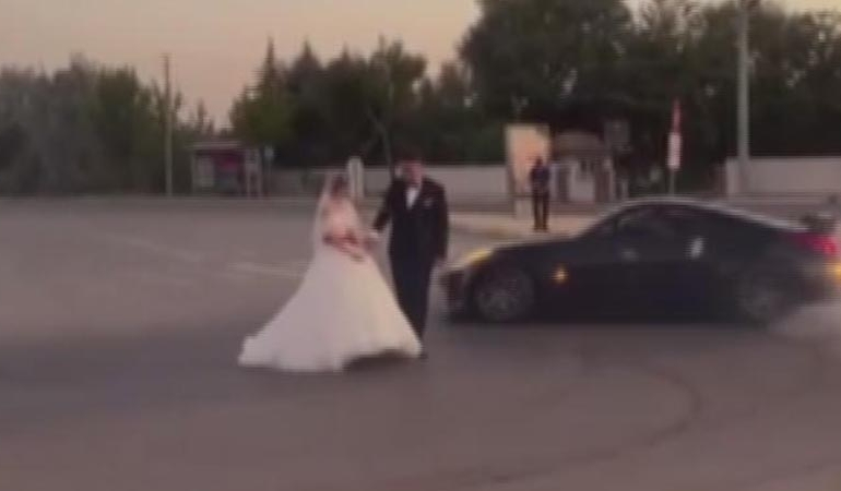 Gelin ve damadın etrafında drift attı