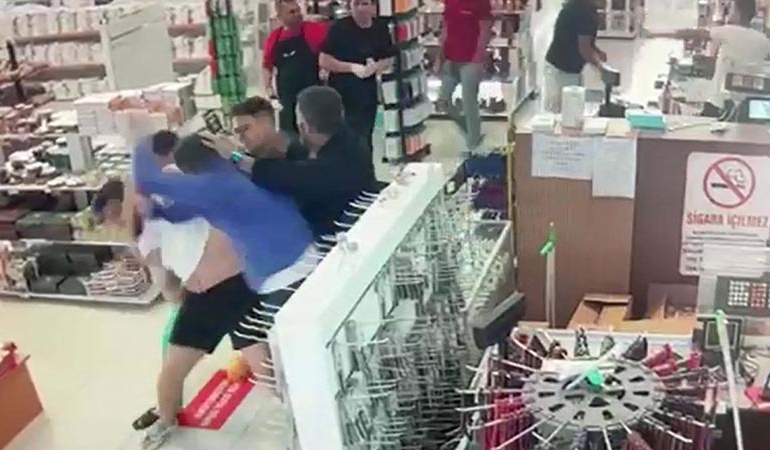 Dinlenme tesisinde ‘ücretsiz yemek’ kavgası