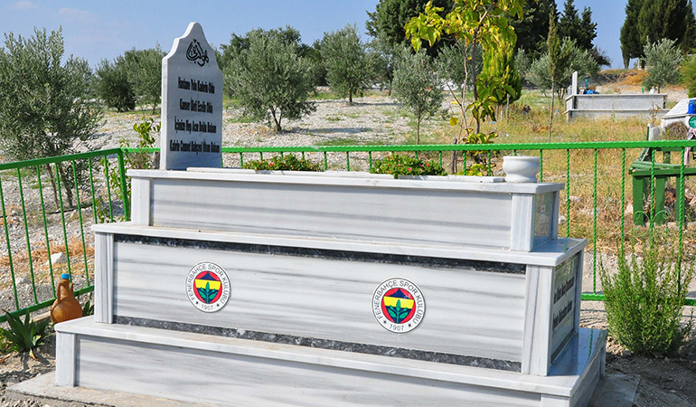 Babasına Fenerbahçe armalı mezar yaptırdı