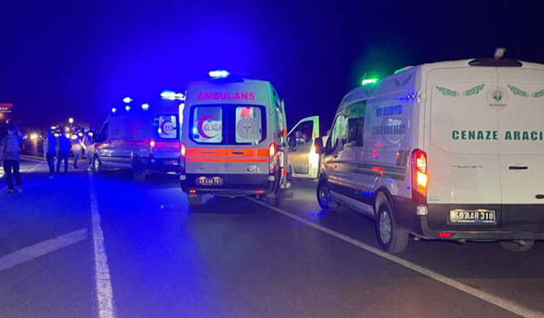 Muş-Bingöl karayolunda 6 araçlık zincirleme kaza: Ölü ve yaralılar var