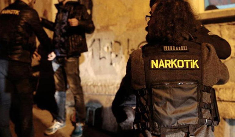 Koli taşıyan iki kişiyi takip ettiler, 13 bin uyuşturucu hap ele geçirdiler