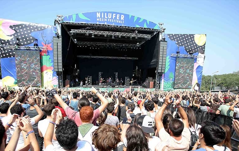 Tarikatlar bastırıyor, devlet uyguluyor! Yasaklar ünlü festivali iptal ettirdi